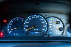 中古車の走行距離はどこまで安全？10万キロ超えの評価と購入ポイント